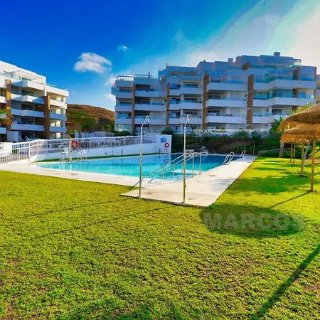 South Facing Sea Views Isea דירה