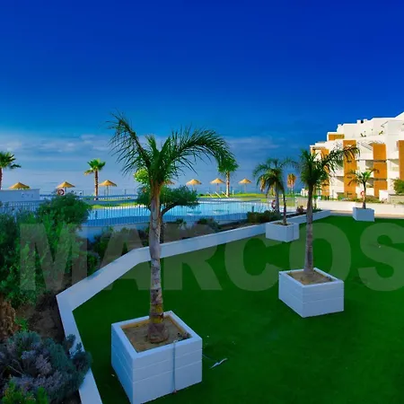 South Facing Sea Views Isea דירה *