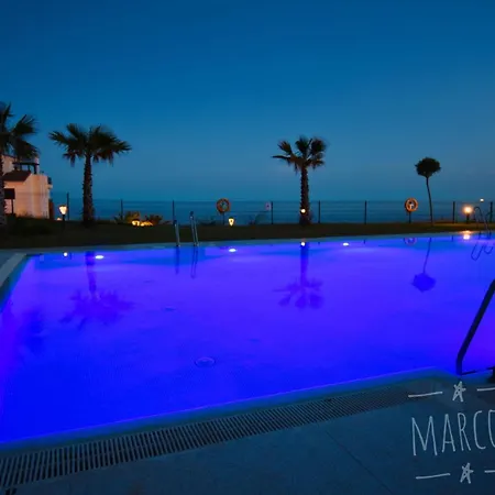 South Facing Sea Views Isea דירה *