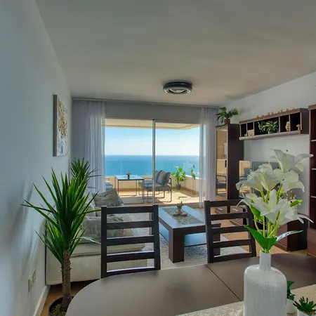 South Facing Sea Views Isea דירה